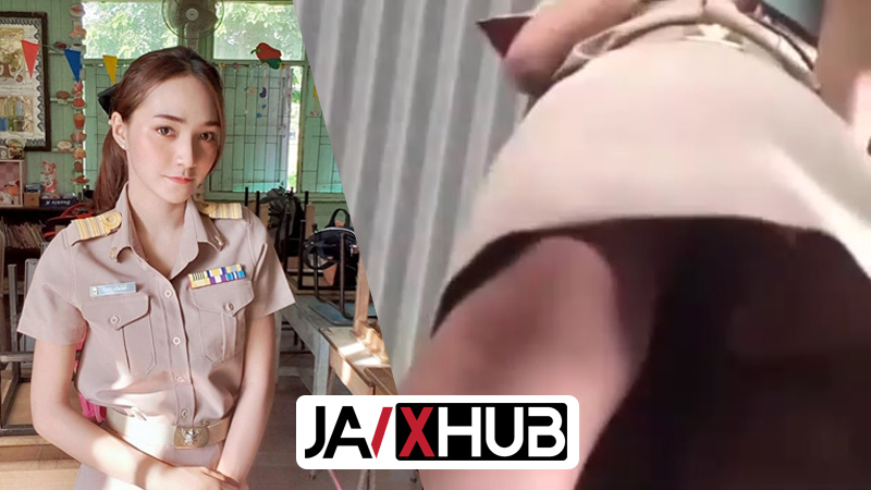 คลิปหลุด นักเรียนตั้งกล้องถ่ายใต้กระโปรงหวังดูหีครูบรรจุใหม่คาชุดราชการ เกือบโดนจับได้