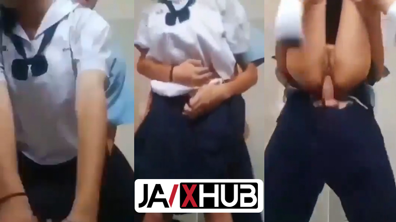 คลิปหลุดนักเรียน xxx เย็ดกับรุ่นพี่ ตอกหีกันในห้องน้ำโรงเรียน ถกกระโปรงยืนเย็ด จับเย็ดคาชุดนักเรียน กระแทกควยซอยหีชมพูไร้ขน
