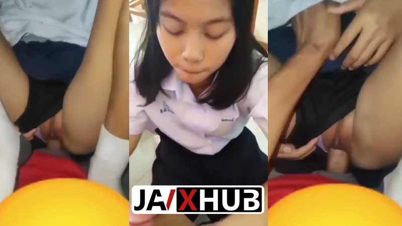 คลิปหลุดนักเรียน รุ่นพี่เย็ดรุ่นน้องในห้องเรียน ที่เป็นข่าว XXX นัดเย็ดโม๊คควยเสียวๆ ก่อนจะแหกขาถกกระโปรงเสียบควยเย็ดสด ซอยน้ำแตกคาหี
