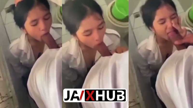 คลิปหลุดนักเรียน สาวลาวหัดอมควย โม๊คควยในห้องน้ำโรงเรียน XXX ครั้งแรกแทบอ้วกเพราะเจอควยใหญ่ ดูดไปดูดมาโดนแตกใส่หัวน้ำเยิ้ม